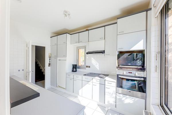 Maison avec extension contemporaine et jardin, quartier Porchefontaine