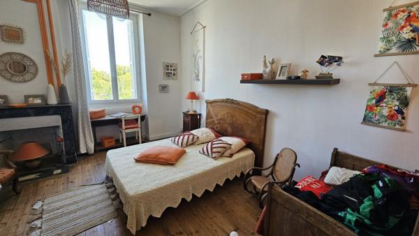 Ensemble immobilier: 1 grande maison pierre et 3 gites