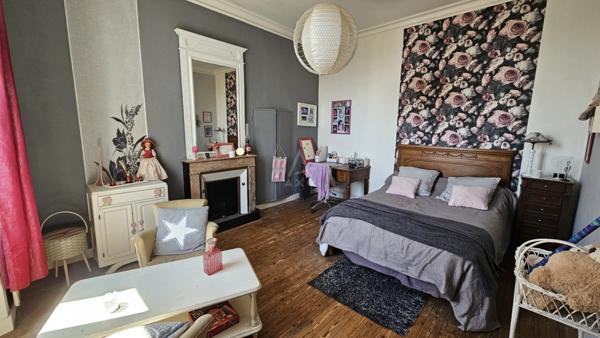 Ensemble immobilier: 1 grande maison pierre et 3 gites