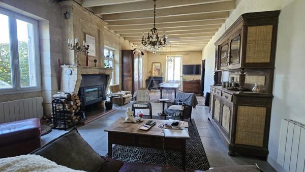 Ensemble immobilier: 1 grande maison pierre et 3 gites