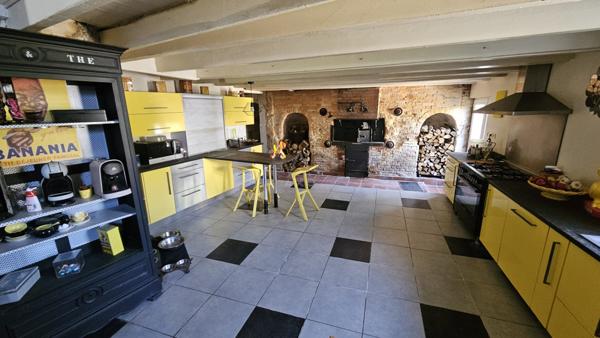 Ensemble immobilier: 1 grande maison pierre et 3 gites