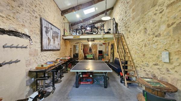 Ensemble immobilier: 1 grande maison pierre et 3 gites