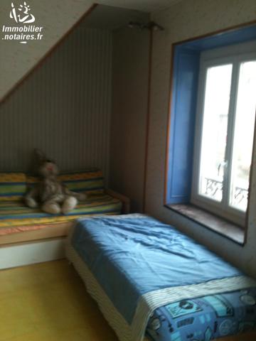 Une maison à usage d'habitation, mitoyenne ou contigüe avec d'autres maisons, comprenant: