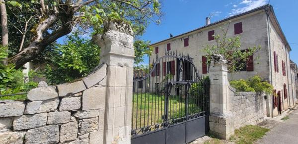 Demeure d’exception du XIIIe siècle avec jardin et dépendances