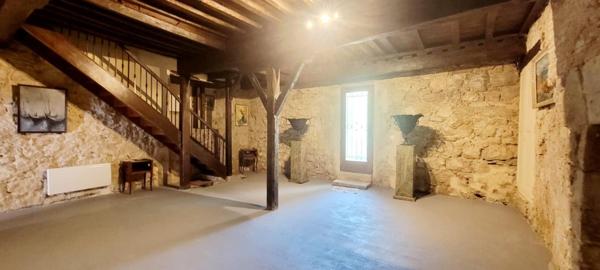 Demeure d’exception du XIIIe siècle avec jardin et dépendances