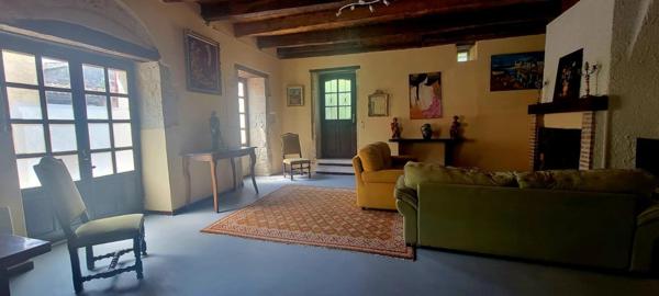 Demeure d’exception du XIIIe siècle avec jardin et dépendances