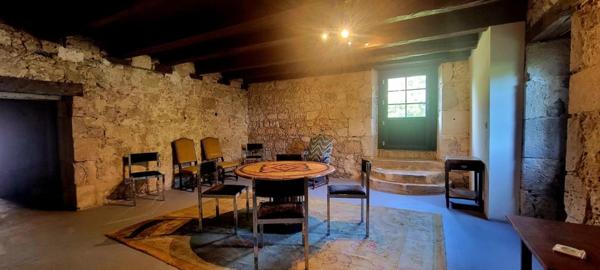 Demeure d’exception du XIIIe siècle avec jardin et dépendances