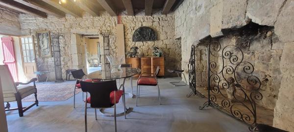 Demeure d’exception du XIIIe siècle avec jardin et dépendances