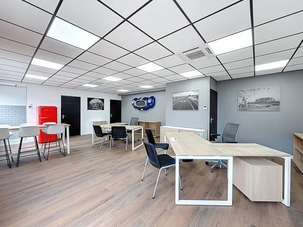 Location Bureau 1 pièces 62 m2 à Rochetoirin