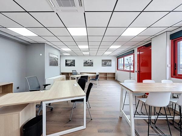 Location Bureau 1 pièces 62 m2 à Rochetoirin