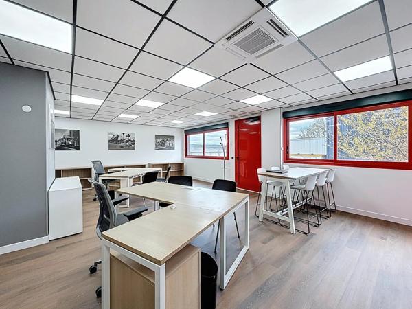 Location Bureau 1 pièces 62 m2 à Rochetoirin