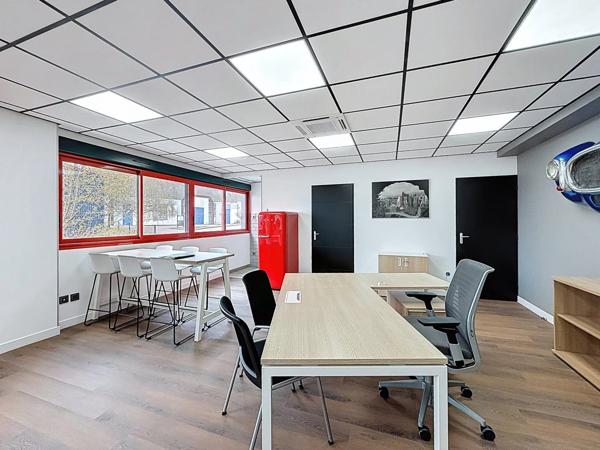 Location Bureau 1 pièces 62 m2 à Rochetoirin