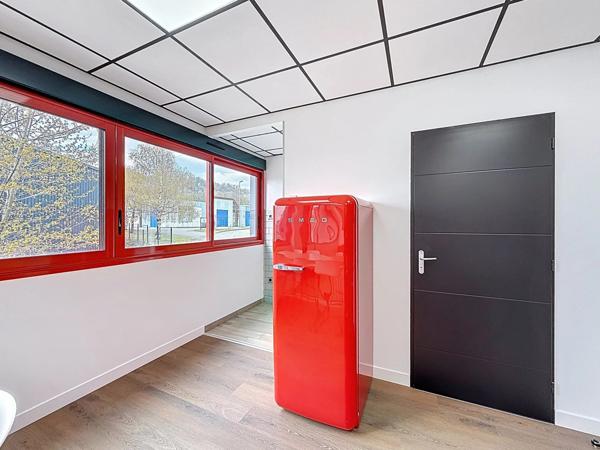 Location Bureau 1 pièces 62 m2 à Rochetoirin