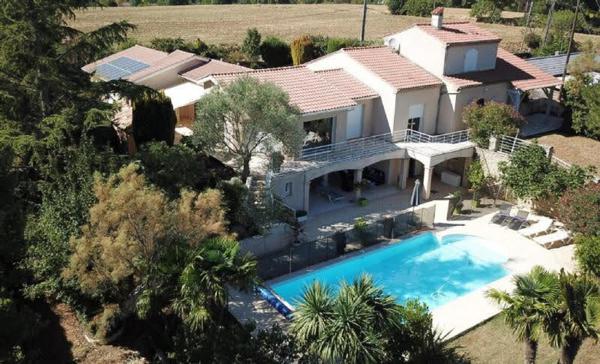 Maison de 7 pièces  d'environ 220 m²