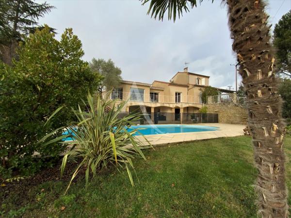 Maison de 7 pièces  d'environ 220 m²