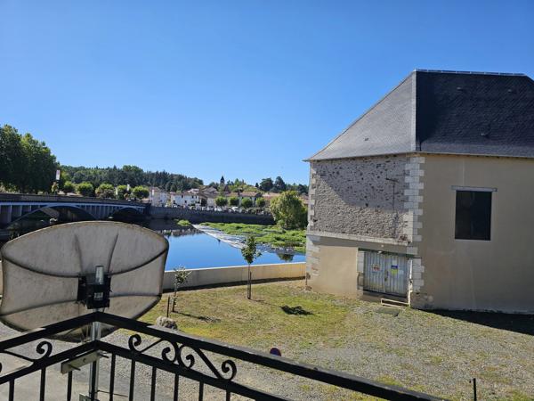 Un cadre de vie au bord de la rivière avec des vues imprenables