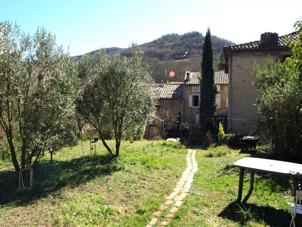 Maison historique avec jardin dans d'un village typique