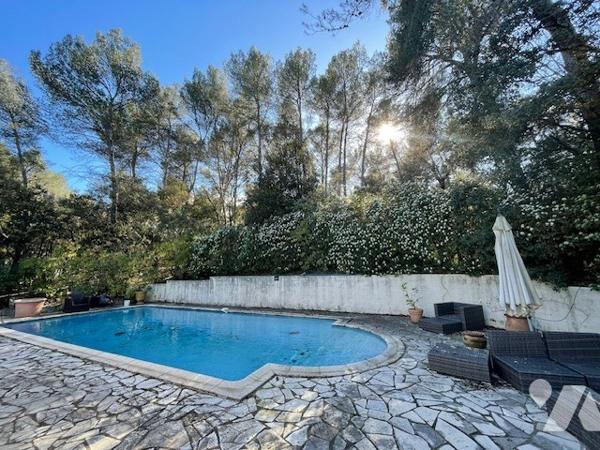 Propriété avec piscine à vendre à SAINT CLEMENT DE RIVIERE QUATRE CHAMBRES ET UN BUREAU.