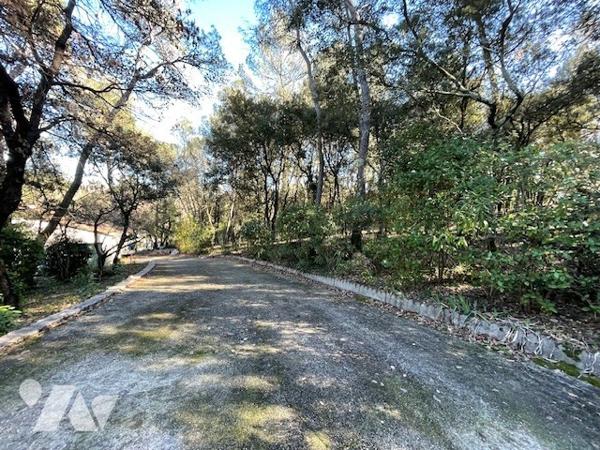 Propriété avec piscine à vendre à SAINT CLEMENT DE RIVIERE QUATRE CHAMBRES ET UN BUREAU.