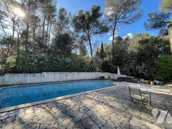Propriété avec piscine à vendre à SAINT CLEMENT DE RIVIERE QUATRE CHAMBRES ET UN BUREAU.