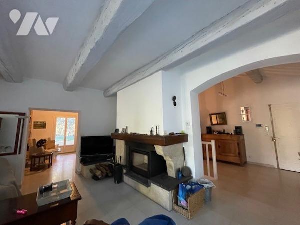 Propriété avec piscine à vendre à SAINT CLEMENT DE RIVIERE QUATRE CHAMBRES ET UN BUREAU.