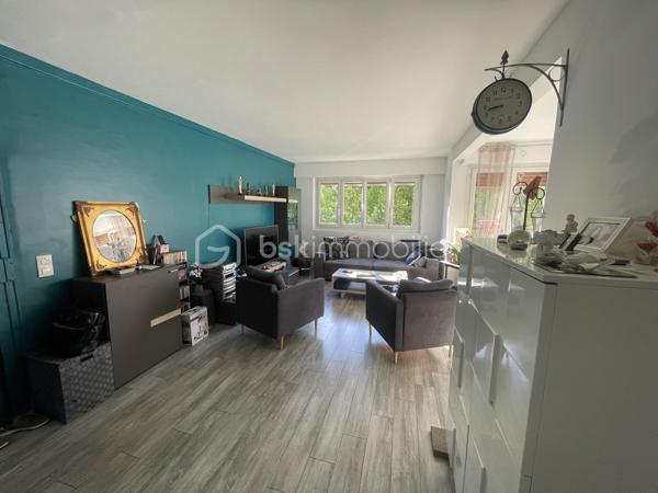 Cette résidence appréciée est en cours de rénovation énergétique (ravalement et isolation voté et payé) 
Un +++ pour les futurs acquéreurs !
Vous découvrirez avec plaisir ce très beau 4 pièces aux beaux volumes avec un extérieur au calme et vue sur les espaces verts !
Beau volume de pièce de vie de 32 m2 avec un confortable espace salon et une salle à manger. Le balcon vous invite à profiter des extérieurs.
Vous disposez d'une belle cuisine équipée et aménagée avec son cellier et son espace buanderie bien pensé.
Un dressing à l'entrée de l'appartement vous permet d'optimiser votre rangement.
Le couloir qui dessert l'espace nuit vous offre un grand espace de rangement complémentaire.
Vous disposez de 3 chambres, d’une salle d'eau avec une belle douche à l’italienne et d’un WC indépendant dans la continuité.
Ce bien dispose aussi d'une grande cave et d'une place de parking extérieur.
Ce bel appartement de 84 m2 se trouve au 2ème étage d'une résidence avec piscine et terrain de tennis.
Proche des commerces et des transports.
Les ++ :
Une résidence en cours de rénovation énergétique (ravalement et isolation voté et payé)
Fenêtres double vitrage
Volets roulants
extérieur - balcon avec belle vue dégagée au calme et bien orienté (sud-est)
agencement de l’appartement 
Beau volume 
Résidence avec piscine et terrains de tennis
proche écoles
proche Tram T12

Les charges de copropriété intègrent le chauffage (chauffage au sol), l’eau froide et chaude ainsi que l’entretien de la copropriété. 

DPE C après travaux et économie de chauffage prévue avec une baisse des charges de copropriété✅ 

A visiter !