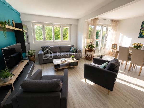 Cette résidence appréciée est en cours de rénovation énergétique (ravalement et isolation voté et payé) 
Un +++ pour les futurs acquéreurs !
Vous découvrirez avec plaisir ce très beau 4 pièces aux beaux volumes avec un extérieur au calme et vue sur les espaces verts !
Beau volume de pièce de vie de 32 m2 avec un confortable espace salon et une salle à manger. Le balcon vous invite à profiter des extérieurs.
Vous disposez d'une belle cuisine équipée et aménagée avec son cellier et son espace buanderie bien pensé.
Un dressing à l'entrée de l'appartement vous permet d'optimiser votre rangement.
Le couloir qui dessert l'espace nuit vous offre un grand espace de rangement complémentaire.
Vous disposez de 3 chambres, d’une salle d'eau avec une belle douche à l’italienne et d’un WC indépendant dans la continuité.
Ce bien dispose aussi d'une grande cave et d'une place de parking extérieur.
Ce bel appartement de 84 m2 se trouve au 2ème étage d'une résidence avec piscine et terrain de tennis.
Proche des commerces et des transports.
Les ++ :
Une résidence en cours de rénovation énergétique (ravalement et isolation voté et payé)
Fenêtres double vitrage
Volets roulants
extérieur - balcon avec belle vue dégagée au calme et bien orienté (sud-est)
agencement de l’appartement 
Beau volume 
Résidence avec piscine et terrains de tennis
proche écoles
proche Tram T12

Les charges de copropriété intègrent le chauffage (chauffage au sol), l’eau froide et chaude ainsi que l’entretien de la copropriété. 

DPE C après travaux et économie de chauffage prévue avec une baisse des charges de copropriété✅ 

A visiter !
