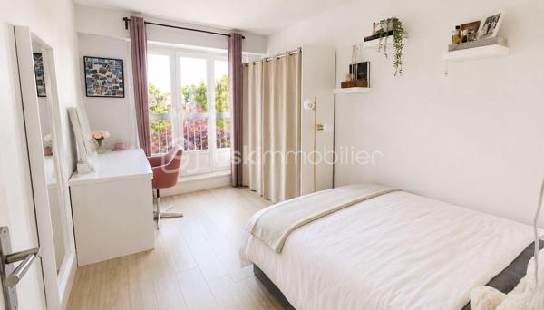 Cette résidence appréciée est en cours de rénovation énergétique (ravalement et isolation voté et payé) 
Un +++ pour les futurs acquéreurs !
Vous découvrirez avec plaisir ce très beau 4 pièces aux beaux volumes avec un extérieur au calme et vue sur les espaces verts !
Beau volume de pièce de vie de 32 m2 avec un confortable espace salon et une salle à manger. Le balcon vous invite à profiter des extérieurs.
Vous disposez d'une belle cuisine équipée et aménagée avec son cellier et son espace buanderie bien pensé.
Un dressing à l'entrée de l'appartement vous permet d'optimiser votre rangement.
Le couloir qui dessert l'espace nuit vous offre un grand espace de rangement complémentaire.
Vous disposez de 3 chambres, d’une salle d'eau avec une belle douche à l’italienne et d’un WC indépendant dans la continuité.
Ce bien dispose aussi d'une grande cave et d'une place de parking extérieur.
Ce bel appartement de 84 m2 se trouve au 2ème étage d'une résidence avec piscine et terrain de tennis.
Proche des commerces et des transports.
Les ++ :
Une résidence en cours de rénovation énergétique (ravalement et isolation voté et payé)
Fenêtres double vitrage
Volets roulants
extérieur - balcon avec belle vue dégagée au calme et bien orienté (sud-est)
agencement de l’appartement 
Beau volume 
Résidence avec piscine et terrains de tennis
proche écoles
proche Tram T12

Les charges de copropriété intègrent le chauffage (chauffage au sol), l’eau froide et chaude ainsi que l’entretien de la copropriété. 

DPE C après travaux et économie de chauffage prévue avec une baisse des charges de copropriété✅ 

A visiter !