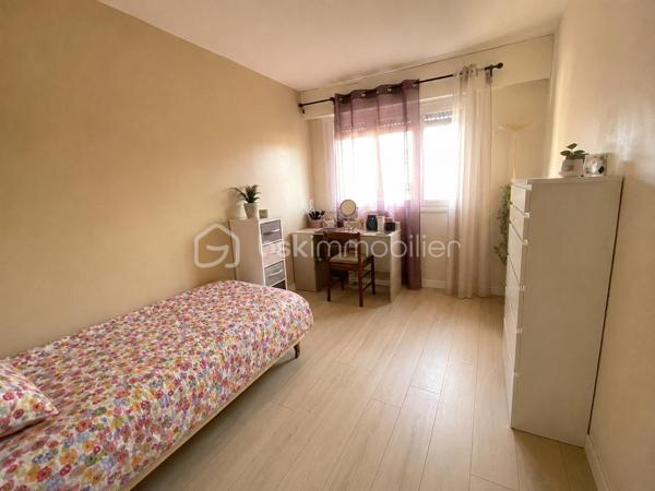 Cette résidence appréciée est en cours de rénovation énergétique (ravalement et isolation voté et payé) 
Un +++ pour les futurs acquéreurs !
Vous découvrirez avec plaisir ce très beau 4 pièces aux beaux volumes avec un extérieur au calme et vue sur les espaces verts !
Beau volume de pièce de vie de 32 m2 avec un confortable espace salon et une salle à manger. Le balcon vous invite à profiter des extérieurs.
Vous disposez d'une belle cuisine équipée et aménagée avec son cellier et son espace buanderie bien pensé.
Un dressing à l'entrée de l'appartement vous permet d'optimiser votre rangement.
Le couloir qui dessert l'espace nuit vous offre un grand espace de rangement complémentaire.
Vous disposez de 3 chambres, d’une salle d'eau avec une belle douche à l’italienne et d’un WC indépendant dans la continuité.
Ce bien dispose aussi d'une grande cave et d'une place de parking extérieur.
Ce bel appartement de 84 m2 se trouve au 2ème étage d'une résidence avec piscine et terrain de tennis.
Proche des commerces et des transports.
Les ++ :
Une résidence en cours de rénovation énergétique (ravalement et isolation voté et payé)
Fenêtres double vitrage
Volets roulants
extérieur - balcon avec belle vue dégagée au calme et bien orienté (sud-est)
agencement de l’appartement 
Beau volume 
Résidence avec piscine et terrains de tennis
proche écoles
proche Tram T12

Les charges de copropriété intègrent le chauffage (chauffage au sol), l’eau froide et chaude ainsi que l’entretien de la copropriété. 

DPE C après travaux et économie de chauffage prévue avec une baisse des charges de copropriété✅ 

A visiter !