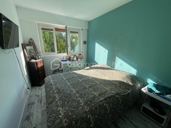 Cette résidence appréciée est en cours de rénovation énergétique (ravalement et isolation voté et payé) 
Un +++ pour les futurs acquéreurs !
Vous découvrirez avec plaisir ce très beau 4 pièces aux beaux volumes avec un extérieur au calme et vue sur les espaces verts !
Beau volume de pièce de vie de 32 m2 avec un confortable espace salon et une salle à manger. Le balcon vous invite à profiter des extérieurs.
Vous disposez d'une belle cuisine équipée et aménagée avec son cellier et son espace buanderie bien pensé.
Un dressing à l'entrée de l'appartement vous permet d'optimiser votre rangement.
Le couloir qui dessert l'espace nuit vous offre un grand espace de rangement complémentaire.
Vous disposez de 3 chambres, d’une salle d'eau avec une belle douche à l’italienne et d’un WC indépendant dans la continuité.
Ce bien dispose aussi d'une grande cave et d'une place de parking extérieur.
Ce bel appartement de 84 m2 se trouve au 2ème étage d'une résidence avec piscine et terrain de tennis.
Proche des commerces et des transports.
Les ++ :
Une résidence en cours de rénovation énergétique (ravalement et isolation voté et payé)
Fenêtres double vitrage
Volets roulants
extérieur - balcon avec belle vue dégagée au calme et bien orienté (sud-est)
agencement de l’appartement 
Beau volume 
Résidence avec piscine et terrains de tennis
proche écoles
proche Tram T12

Les charges de copropriété intègrent le chauffage (chauffage au sol), l’eau froide et chaude ainsi que l’entretien de la copropriété. 

DPE C après travaux et économie de chauffage prévue avec une baisse des charges de copropriété✅ 

A visiter !