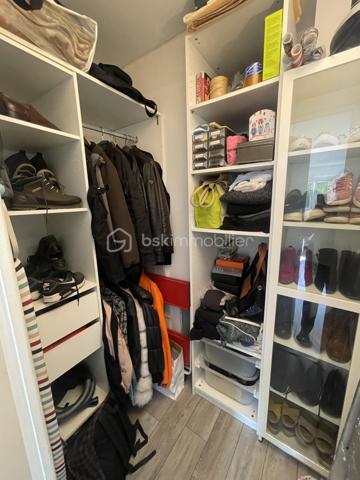 Cette résidence appréciée est en cours de rénovation énergétique (ravalement et isolation voté et payé) 
Un +++ pour les futurs acquéreurs !
Vous découvrirez avec plaisir ce très beau 4 pièces aux beaux volumes avec un extérieur au calme et vue sur les espaces verts !
Beau volume de pièce de vie de 32 m2 avec un confortable espace salon et une salle à manger. Le balcon vous invite à profiter des extérieurs.
Vous disposez d'une belle cuisine équipée et aménagée avec son cellier et son espace buanderie bien pensé.
Un dressing à l'entrée de l'appartement vous permet d'optimiser votre rangement.
Le couloir qui dessert l'espace nuit vous offre un grand espace de rangement complémentaire.
Vous disposez de 3 chambres, d’une salle d'eau avec une belle douche à l’italienne et d’un WC indépendant dans la continuité.
Ce bien dispose aussi d'une grande cave et d'une place de parking extérieur.
Ce bel appartement de 84 m2 se trouve au 2ème étage d'une résidence avec piscine et terrain de tennis.
Proche des commerces et des transports.
Les ++ :
Une résidence en cours de rénovation énergétique (ravalement et isolation voté et payé)
Fenêtres double vitrage
Volets roulants
extérieur - balcon avec belle vue dégagée au calme et bien orienté (sud-est)
agencement de l’appartement 
Beau volume 
Résidence avec piscine et terrains de tennis
proche écoles
proche Tram T12

Les charges de copropriété intègrent le chauffage (chauffage au sol), l’eau froide et chaude ainsi que l’entretien de la copropriété. 

DPE C après travaux et économie de chauffage prévue avec une baisse des charges de copropriété✅ 

A visiter !