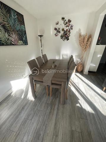Cette résidence appréciée est en cours de rénovation énergétique (ravalement et isolation voté et payé) 
Un +++ pour les futurs acquéreurs !
Vous découvrirez avec plaisir ce très beau 4 pièces aux beaux volumes avec un extérieur au calme et vue sur les espaces verts !
Beau volume de pièce de vie de 32 m2 avec un confortable espace salon et une salle à manger. Le balcon vous invite à profiter des extérieurs.
Vous disposez d'une belle cuisine équipée et aménagée avec son cellier et son espace buanderie bien pensé.
Un dressing à l'entrée de l'appartement vous permet d'optimiser votre rangement.
Le couloir qui dessert l'espace nuit vous offre un grand espace de rangement complémentaire.
Vous disposez de 3 chambres, d’une salle d'eau avec une belle douche à l’italienne et d’un WC indépendant dans la continuité.
Ce bien dispose aussi d'une grande cave et d'une place de parking extérieur.
Ce bel appartement de 84 m2 se trouve au 2ème étage d'une résidence avec piscine et terrain de tennis.
Proche des commerces et des transports.
Les ++ :
Une résidence en cours de rénovation énergétique (ravalement et isolation voté et payé)
Fenêtres double vitrage
Volets roulants
extérieur - balcon avec belle vue dégagée au calme et bien orienté (sud-est)
agencement de l’appartement 
Beau volume 
Résidence avec piscine et terrains de tennis
proche écoles
proche Tram T12

Les charges de copropriété intègrent le chauffage (chauffage au sol), l’eau froide et chaude ainsi que l’entretien de la copropriété. 

DPE C après travaux et économie de chauffage prévue avec une baisse des charges de copropriété✅ 

A visiter !