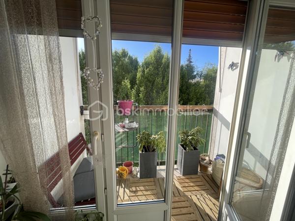 Cette résidence appréciée est en cours de rénovation énergétique (ravalement et isolation voté et payé) 
Un +++ pour les futurs acquéreurs !
Vous découvrirez avec plaisir ce très beau 4 pièces aux beaux volumes avec un extérieur au calme et vue sur les espaces verts !
Beau volume de pièce de vie de 32 m2 avec un confortable espace salon et une salle à manger. Le balcon vous invite à profiter des extérieurs.
Vous disposez d'une belle cuisine équipée et aménagée avec son cellier et son espace buanderie bien pensé.
Un dressing à l'entrée de l'appartement vous permet d'optimiser votre rangement.
Le couloir qui dessert l'espace nuit vous offre un grand espace de rangement complémentaire.
Vous disposez de 3 chambres, d’une salle d'eau avec une belle douche à l’italienne et d’un WC indépendant dans la continuité.
Ce bien dispose aussi d'une grande cave et d'une place de parking extérieur.
Ce bel appartement de 84 m2 se trouve au 2ème étage d'une résidence avec piscine et terrain de tennis.
Proche des commerces et des transports.
Les ++ :
Une résidence en cours de rénovation énergétique (ravalement et isolation voté et payé)
Fenêtres double vitrage
Volets roulants
extérieur - balcon avec belle vue dégagée au calme et bien orienté (sud-est)
agencement de l’appartement 
Beau volume 
Résidence avec piscine et terrains de tennis
proche écoles
proche Tram T12

Les charges de copropriété intègrent le chauffage (chauffage au sol), l’eau froide et chaude ainsi que l’entretien de la copropriété. 

DPE C après travaux et économie de chauffage prévue avec une baisse des charges de copropriété✅ 

A visiter !