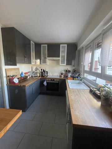 Cette résidence appréciée est en cours de rénovation énergétique (ravalement et isolation voté et payé) 
Un +++ pour les futurs acquéreurs !
Vous découvrirez avec plaisir ce très beau 4 pièces aux beaux volumes avec un extérieur au calme et vue sur les espaces verts !
Beau volume de pièce de vie de 32 m2 avec un confortable espace salon et une salle à manger. Le balcon vous invite à profiter des extérieurs.
Vous disposez d'une belle cuisine équipée et aménagée avec son cellier et son espace buanderie bien pensé.
Un dressing à l'entrée de l'appartement vous permet d'optimiser votre rangement.
Le couloir qui dessert l'espace nuit vous offre un grand espace de rangement complémentaire.
Vous disposez de 3 chambres, d’une salle d'eau avec une belle douche à l’italienne et d’un WC indépendant dans la continuité.
Ce bien dispose aussi d'une grande cave et d'une place de parking extérieur.
Ce bel appartement de 84 m2 se trouve au 2ème étage d'une résidence avec piscine et terrain de tennis.
Proche des commerces et des transports.
Les ++ :
Une résidence en cours de rénovation énergétique (ravalement et isolation voté et payé)
Fenêtres double vitrage
Volets roulants
extérieur - balcon avec belle vue dégagée au calme et bien orienté (sud-est)
agencement de l’appartement 
Beau volume 
Résidence avec piscine et terrains de tennis
proche écoles
proche Tram T12

Les charges de copropriété intègrent le chauffage (chauffage au sol), l’eau froide et chaude ainsi que l’entretien de la copropriété. 

DPE C après travaux et économie de chauffage prévue avec une baisse des charges de copropriété✅ 

A visiter !