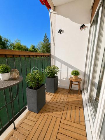 Cette résidence appréciée est en cours de rénovation énergétique (ravalement et isolation voté et payé) 
Un +++ pour les futurs acquéreurs !
Vous découvrirez avec plaisir ce très beau 4 pièces aux beaux volumes avec un extérieur au calme et vue sur les espaces verts !
Beau volume de pièce de vie de 32 m2 avec un confortable espace salon et une salle à manger. Le balcon vous invite à profiter des extérieurs.
Vous disposez d'une belle cuisine équipée et aménagée avec son cellier et son espace buanderie bien pensé.
Un dressing à l'entrée de l'appartement vous permet d'optimiser votre rangement.
Le couloir qui dessert l'espace nuit vous offre un grand espace de rangement complémentaire.
Vous disposez de 3 chambres, d’une salle d'eau avec une belle douche à l’italienne et d’un WC indépendant dans la continuité.
Ce bien dispose aussi d'une grande cave et d'une place de parking extérieur.
Ce bel appartement de 84 m2 se trouve au 2ème étage d'une résidence avec piscine et terrain de tennis.
Proche des commerces et des transports.
Les ++ :
Une résidence en cours de rénovation énergétique (ravalement et isolation voté et payé)
Fenêtres double vitrage
Volets roulants
extérieur - balcon avec belle vue dégagée au calme et bien orienté (sud-est)
agencement de l’appartement 
Beau volume 
Résidence avec piscine et terrains de tennis
proche écoles
proche Tram T12

Les charges de copropriété intègrent le chauffage (chauffage au sol), l’eau froide et chaude ainsi que l’entretien de la copropriété. 

DPE C après travaux et économie de chauffage prévue avec une baisse des charges de copropriété✅ 

A visiter !