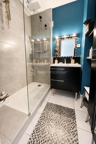 Cette résidence appréciée est en cours de rénovation énergétique (ravalement et isolation voté et payé) 
Un +++ pour les futurs acquéreurs !
Vous découvrirez avec plaisir ce très beau 4 pièces aux beaux volumes avec un extérieur au calme et vue sur les espaces verts !
Beau volume de pièce de vie de 32 m2 avec un confortable espace salon et une salle à manger. Le balcon vous invite à profiter des extérieurs.
Vous disposez d'une belle cuisine équipée et aménagée avec son cellier et son espace buanderie bien pensé.
Un dressing à l'entrée de l'appartement vous permet d'optimiser votre rangement.
Le couloir qui dessert l'espace nuit vous offre un grand espace de rangement complémentaire.
Vous disposez de 3 chambres, d’une salle d'eau avec une belle douche à l’italienne et d’un WC indépendant dans la continuité.
Ce bien dispose aussi d'une grande cave et d'une place de parking extérieur.
Ce bel appartement de 84 m2 se trouve au 2ème étage d'une résidence avec piscine et terrain de tennis.
Proche des commerces et des transports.
Les ++ :
Une résidence en cours de rénovation énergétique (ravalement et isolation voté et payé)
Fenêtres double vitrage
Volets roulants
extérieur - balcon avec belle vue dégagée au calme et bien orienté (sud-est)
agencement de l’appartement 
Beau volume 
Résidence avec piscine et terrains de tennis
proche écoles
proche Tram T12

Les charges de copropriété intègrent le chauffage (chauffage au sol), l’eau froide et chaude ainsi que l’entretien de la copropriété. 

DPE C après travaux et économie de chauffage prévue avec une baisse des charges de copropriété✅ 

A visiter !