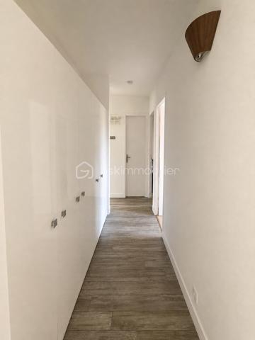 Cette résidence appréciée est en cours de rénovation énergétique (ravalement et isolation voté et payé) 
Un +++ pour les futurs acquéreurs !
Vous découvrirez avec plaisir ce très beau 4 pièces aux beaux volumes avec un extérieur au calme et vue sur les espaces verts !
Beau volume de pièce de vie de 32 m2 avec un confortable espace salon et une salle à manger. Le balcon vous invite à profiter des extérieurs.
Vous disposez d'une belle cuisine équipée et aménagée avec son cellier et son espace buanderie bien pensé.
Un dressing à l'entrée de l'appartement vous permet d'optimiser votre rangement.
Le couloir qui dessert l'espace nuit vous offre un grand espace de rangement complémentaire.
Vous disposez de 3 chambres, d’une salle d'eau avec une belle douche à l’italienne et d’un WC indépendant dans la continuité.
Ce bien dispose aussi d'une grande cave et d'une place de parking extérieur.
Ce bel appartement de 84 m2 se trouve au 2ème étage d'une résidence avec piscine et terrain de tennis.
Proche des commerces et des transports.
Les ++ :
Une résidence en cours de rénovation énergétique (ravalement et isolation voté et payé)
Fenêtres double vitrage
Volets roulants
extérieur - balcon avec belle vue dégagée au calme et bien orienté (sud-est)
agencement de l’appartement 
Beau volume 
Résidence avec piscine et terrains de tennis
proche écoles
proche Tram T12

Les charges de copropriété intègrent le chauffage (chauffage au sol), l’eau froide et chaude ainsi que l’entretien de la copropriété. 

DPE C après travaux et économie de chauffage prévue avec une baisse des charges de copropriété✅ 

A visiter !