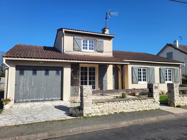 Maison de plain-pied offrant trois chambres avec garage et piscine