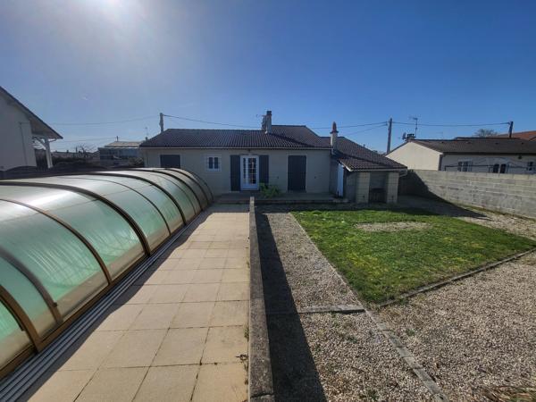 Maison de plain-pied offrant trois chambres avec garage et piscine