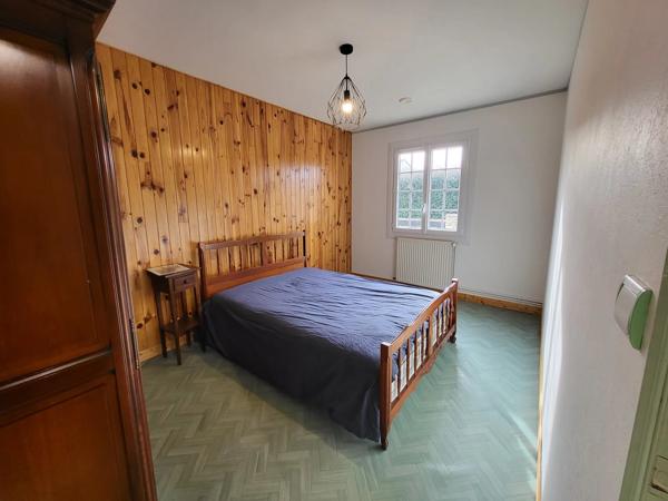 Maison de plain-pied offrant trois chambres avec garage et piscine