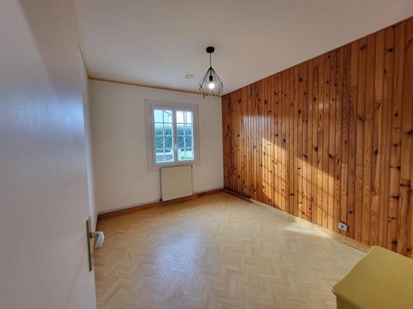 Maison de plain-pied offrant trois chambres avec garage et piscine