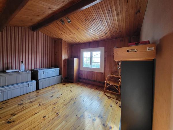 Maison de plain-pied offrant trois chambres avec garage et piscine