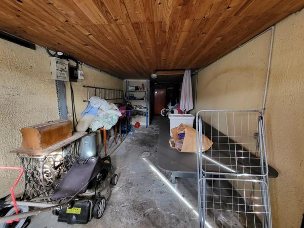 Maison de plain-pied offrant trois chambres avec garage et piscine