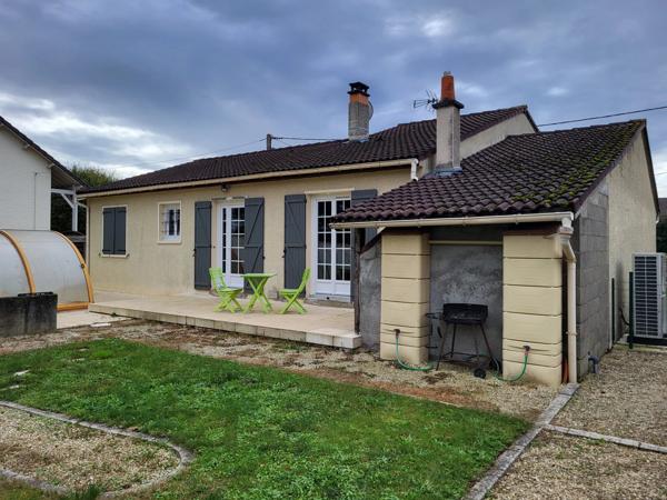 Maison de plain-pied offrant trois chambres avec garage et piscine