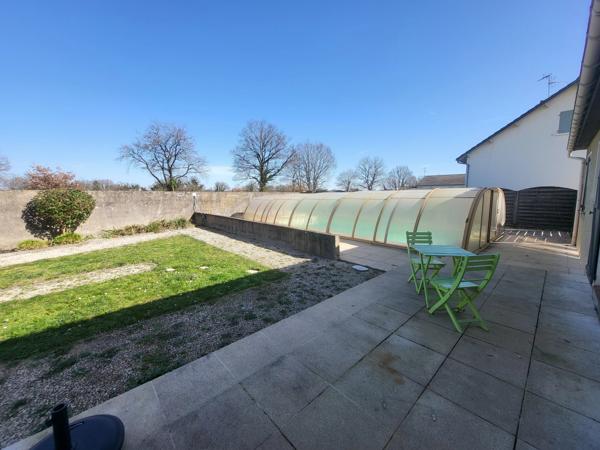 Maison de plain-pied offrant trois chambres avec garage et piscine