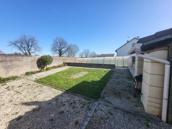 Maison de plain-pied offrant trois chambres avec garage et piscine