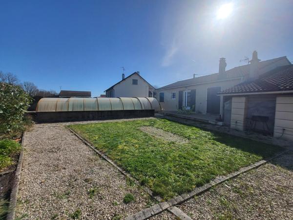 Maison de plain-pied offrant trois chambres avec garage et piscine