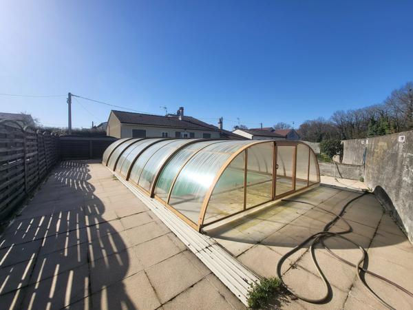 Maison de plain-pied offrant trois chambres avec garage et piscine
