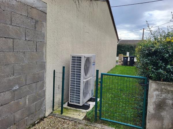 Maison de plain-pied offrant trois chambres avec garage et piscine