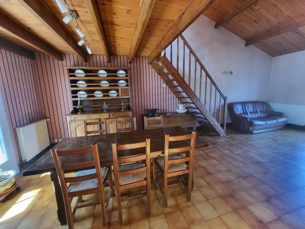Maison de plain-pied offrant trois chambres avec garage et piscine
